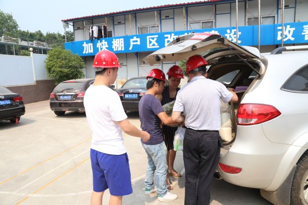 公司工會(huì )組織“送清涼”活動(dòng) 公司工會(huì )組織“送清涼”活動(dòng)