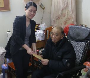 公司黨委走訪(fǎng)困難老黨員 公司黨委走訪(fǎng)困難老黨員