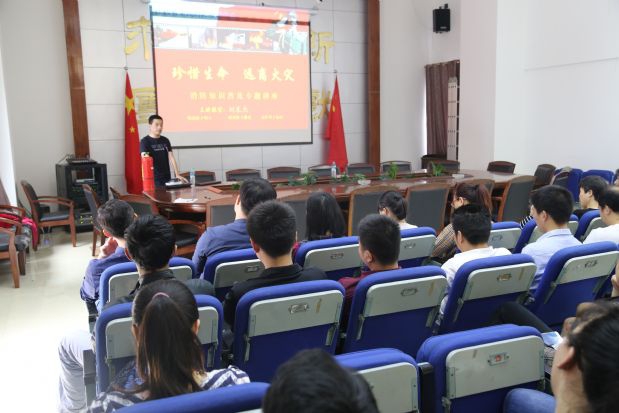 公司安全科組織職工進(jìn)行消防培訓 公司安全科組織職工進(jìn)行消防培訓