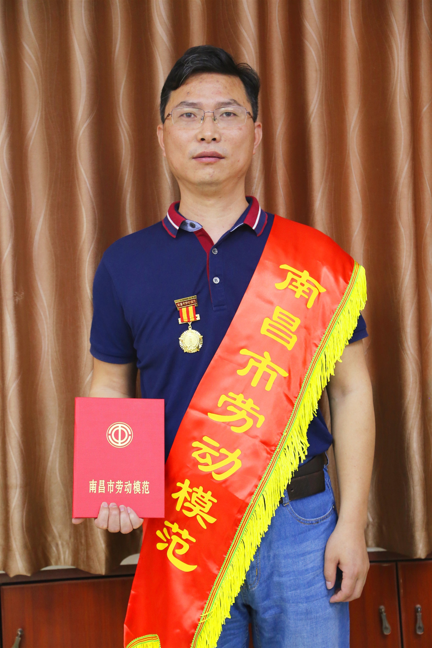 余時(shí)發(fā)同志榮獲市級勞模稱(chēng)號 余時(shí)發(fā)同志榮獲市級勞模稱(chēng)號