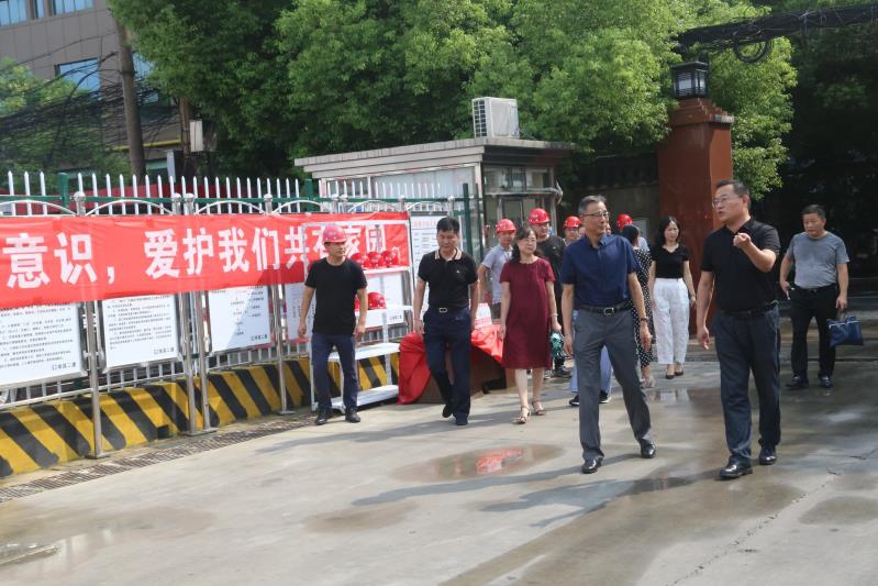 南旅集團李明等領(lǐng)導赴我司工地送清涼 南旅集團李明等領(lǐng)導赴我司工地送清涼